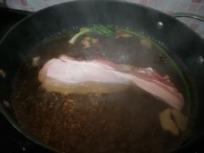 放入猪肉，盖上锅盖煮8-10分钟。