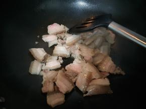 炒锅时加少许油，放入猪肉煸炒。