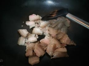 炒锅时加少许油，放入猪肉煸炒。