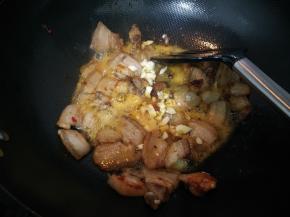 加入蒜末炒匀。