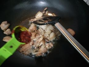 炒至猪肉变焦黄，加入郫县豆瓣酱炒匀。