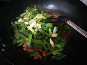加入青蒜段炒至断生即可出锅。