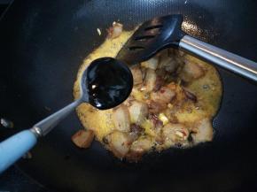 加入1汤匙甜面酱和1汤匙之前煮肉的汤翻炒均匀。