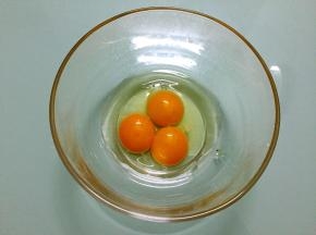 蛋黄中加入一个全蛋