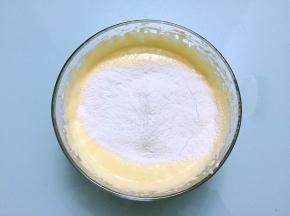 分两次筛入低筋面粉，每次筛入都要拌匀才能筛入下一次