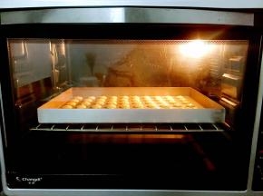 放入预热好的烤箱，上下火150度，中层12-15分钟