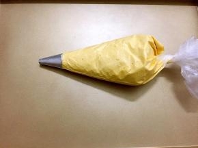 裱花袋装入中号圆形裱花嘴，再装入面糊