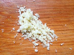 将大蒜切小碎末。