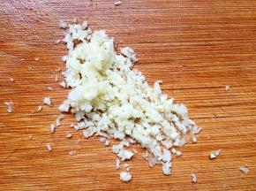 将大蒜切小碎末。