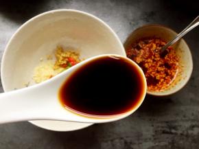 将切好的生姜、大蒜、辣椒圈放入碗中，加入三勺生抽、三勺辣椒油、两勺醋、一勺糖、一勺花椒油、两勺凉白开。