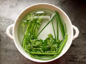 香菜和小葱洗净用淡盐水浸泡一会儿杀菌。