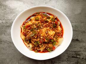 将调好的料汁均匀淋在鸡肉上。