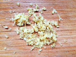 将生姜切小碎末。