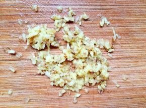 将生姜切小碎末。