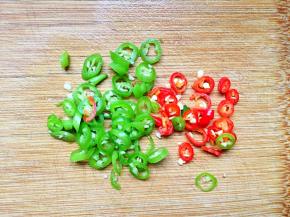 将辣椒切小圈。