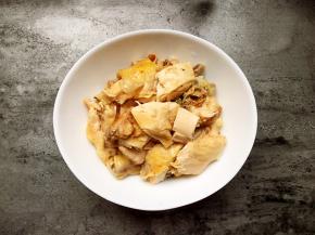 煮好的鸡肉切好放入碗中。