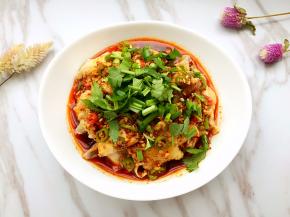 撒上葱花和香菜放置片刻即可食用。