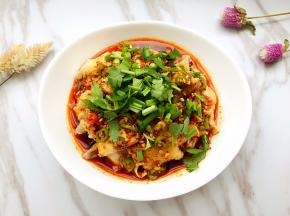 撒上葱花和香菜放置片刻即可食用。