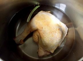 将鸡肉洗净放入锅中，加适量清水、葱、花椒、生姜大火煮15分钟捞出。