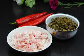 准备食材：肥肉洗净且里，老坛酸菜洗净剁碎、清香新鲜红辣椒；
