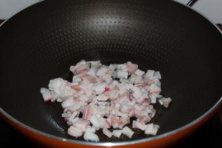 热锅，倒入肥肉，小火煎出油，起锅；