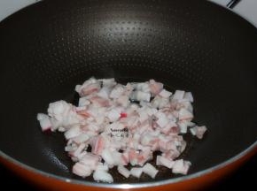 热锅，倒入肥肉，小火煎出油，起锅；