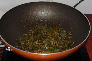 热锅，锅中少许油，煸炒酸菜，把酸菜水炒干起锅；