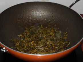 热锅，锅中少许油，煸炒酸菜，把酸菜水炒干起锅；