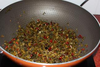 锅倒入油，把酸菜、红辣椒倒入锅中煸炒；