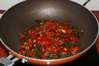 加入加入煎好的肥肉粒、酱油翻炒；