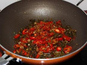 加入加入煎好的肥肉粒、酱油翻炒；