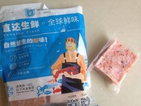 买回来的磷虾是冷冻保存的，需要提前放置冷藏室或者室温解冻
