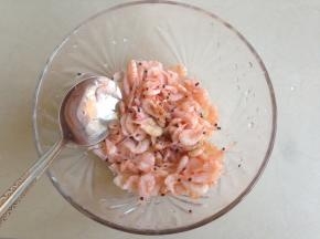 磷虾肉用盐、料酒、胡椒粉、生抽调味