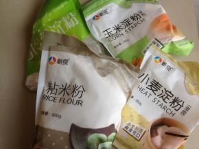 准备好澄面、玉米淀粉、粘米粉、马铃薯淀粉