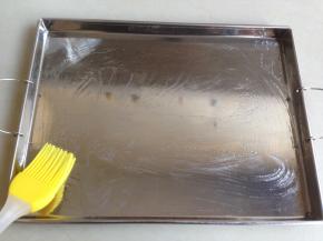 刷一层油在肠粉盘上