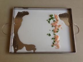 在盘的一边码入磷虾和葱花