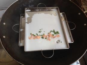 立即放入水已沸腾的锅里，两个盘交叉摆放，盖上锅盖