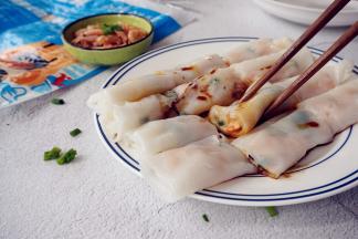 直接用刮板将肠粉切成3段上盘，淋上调味料即可（我做的调味料很简单的，只用酱油加花生油加热，你可以根据自己的口味配调味料）。