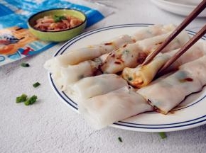 直接用刮板将肠粉切成3段上盘，淋上调味料即可（我做的调味料很简单的，只用酱油加花生油加热，你可以根据自己的口味配调味料）。