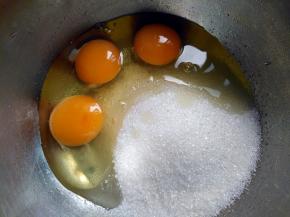 将鸡蛋与糖粉混合