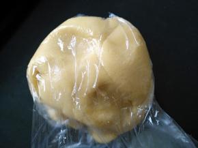 将面团平均分成4份，分别装入保鲜袋