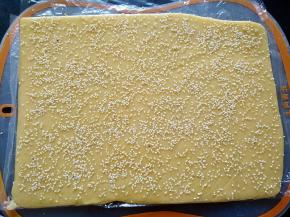 剪开保鲜袋，.抹蛋液，撒白芝麻