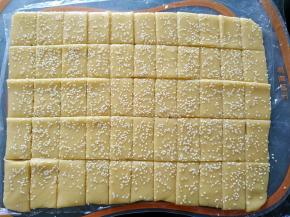 打开保鲜袋，用刀切成小方块