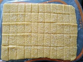 打开保鲜袋，用刀切成小方块