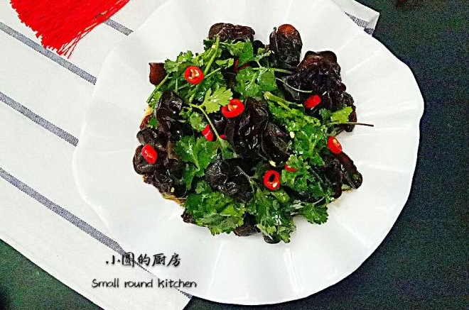凉拌香菜木耳