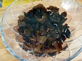木耳泡发，洗净。