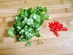 香菜切段，小米椒切圈。