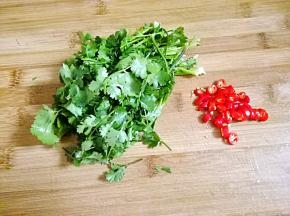 香菜切段，小米椒切圈。