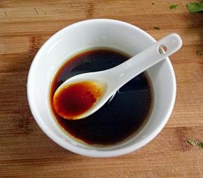 再把生抽、醋、香油拌匀备用。