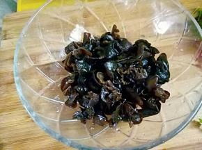 过凉水，沥水倒入碗中。